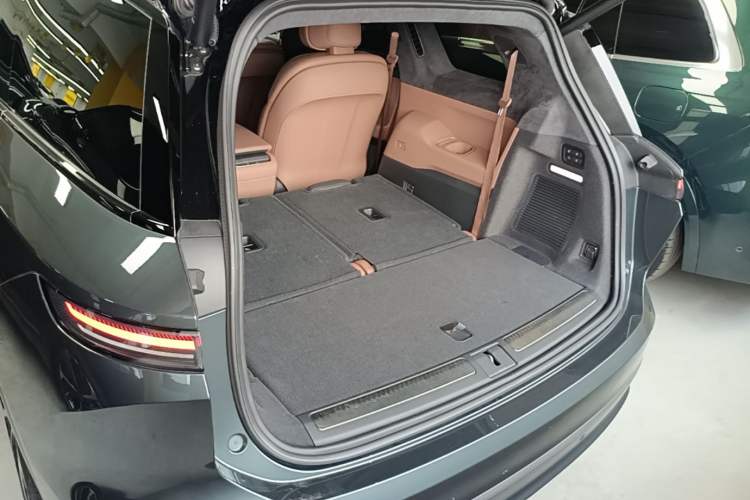 Used Nio ES8 2023 100kWh Signature Edition Trunk