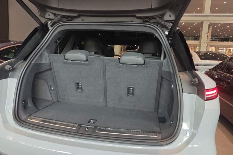 Used Nio ES8 2023 100kWh Signature Edition Trunk