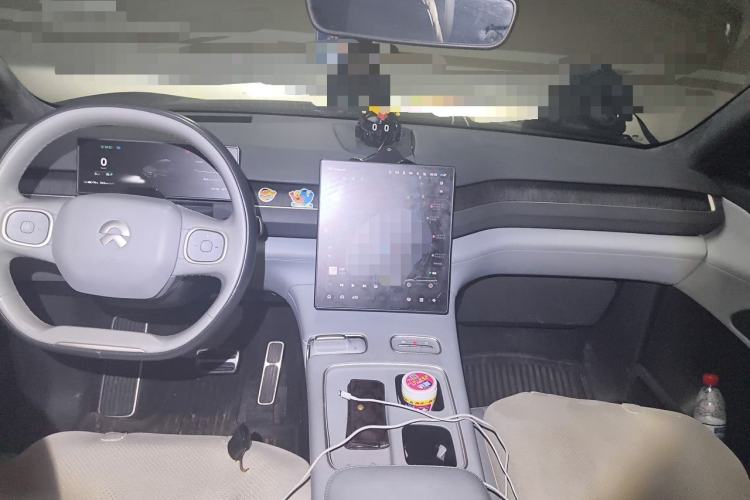 Used Nio ES8 2023 75 kWh Center Console