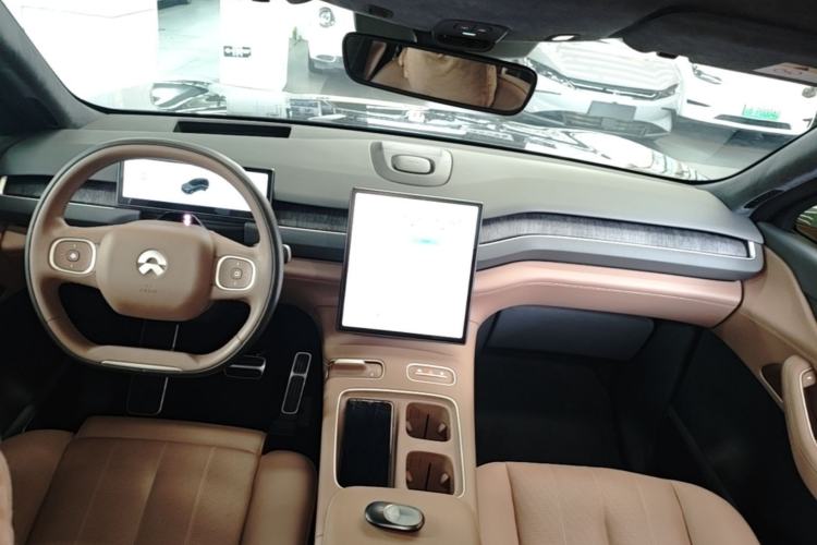 Used Nio ES8 2023 75 kWh Center Console