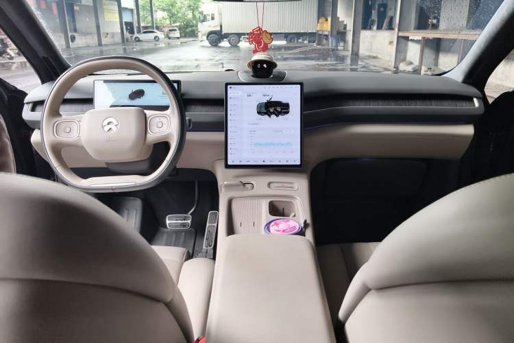 Used Nio ES8 2023 75 kWh Executive Edition Center Console