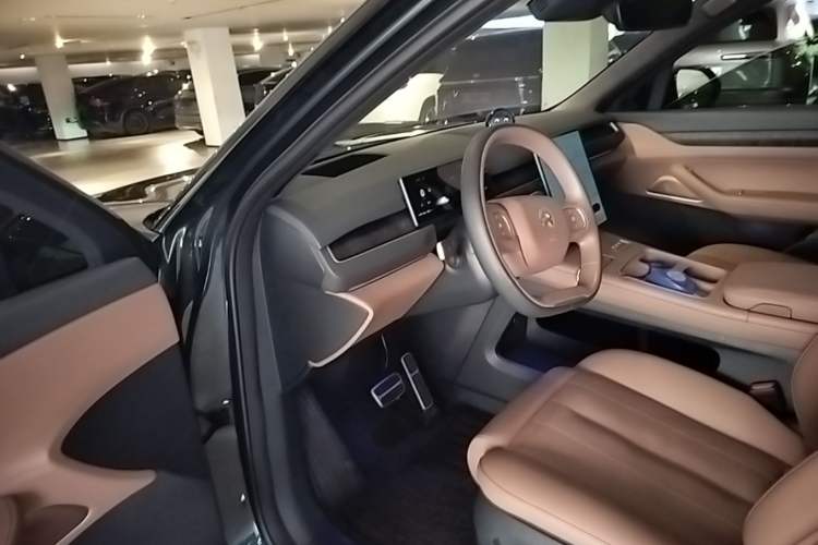 Used Nio ES8 2023 75 kWh Driver Seat