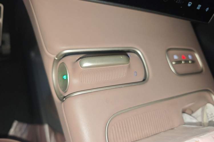 Used Nio ES8 2023 75 kWh Executive Edition Gear Lever