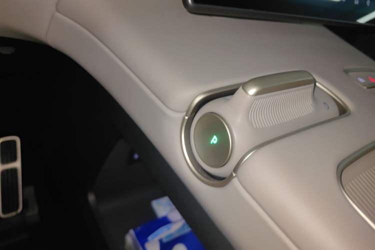 Used Nio ES8 2023 75 kWh Executive Edition Gear Lever
