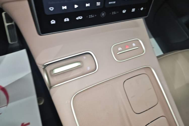 Used Nio ES8 2023 75 kWh Executive Edition Gear Lever