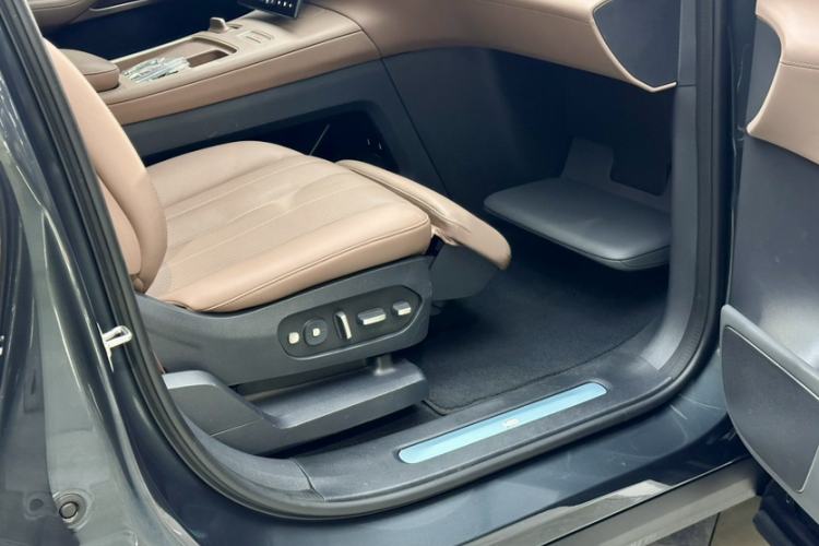 Used Nio ES8 2023 75 kWh Executive Edition Interior 10