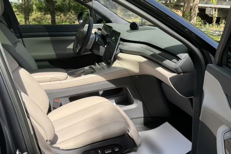 Used Nio ES8 2023 100kWh Signature Edition Interior 11