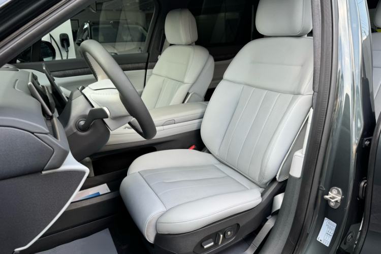 Used Nio ES8 2023 75 kWh Executive Edition Interior 2