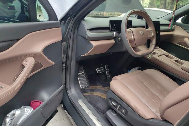 Used Nio ES8 2023 75 kWh Executive Edition Interior 3