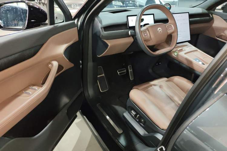 Used Nio ES8 2023 75 kWh Executive Edition Interior 3