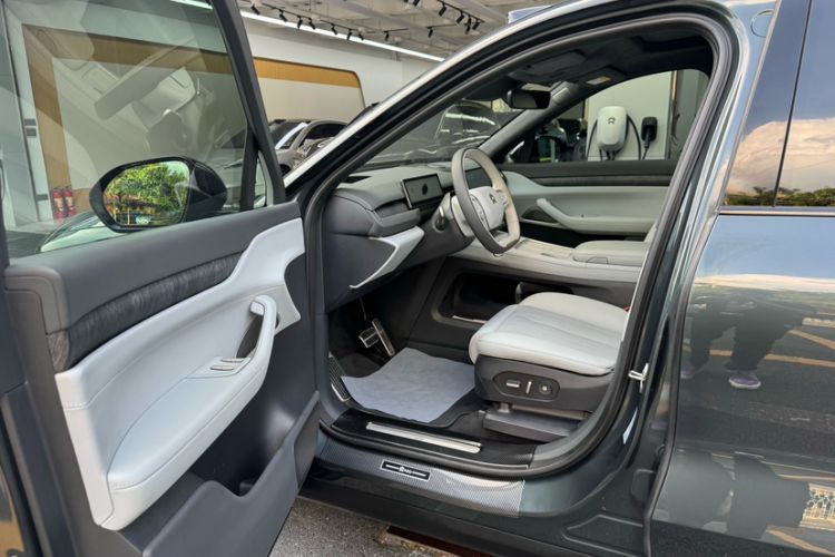 Used Nio ES8 2023 75 kWh Executive Edition Interior 4