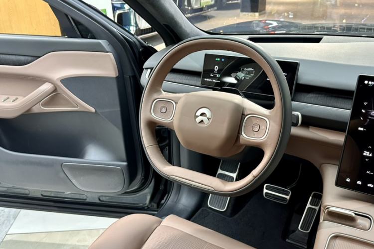 Used Nio ES8 2023 75 kWh Executive Edition Interior 4