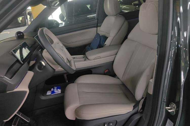 Used Nio ES8 2023 75 kWh Executive Edition Left Front Seat