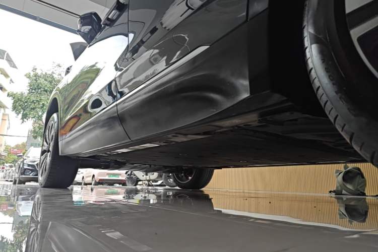 Used Nio ES8 2023 75 kWh Executive Edition Left Side Sill