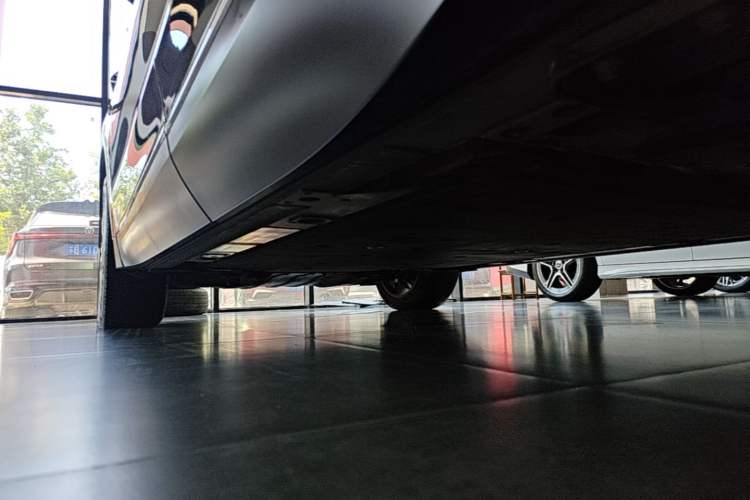 Used Nio ES8 2023 75 kWh Executive Edition Left Side Sill