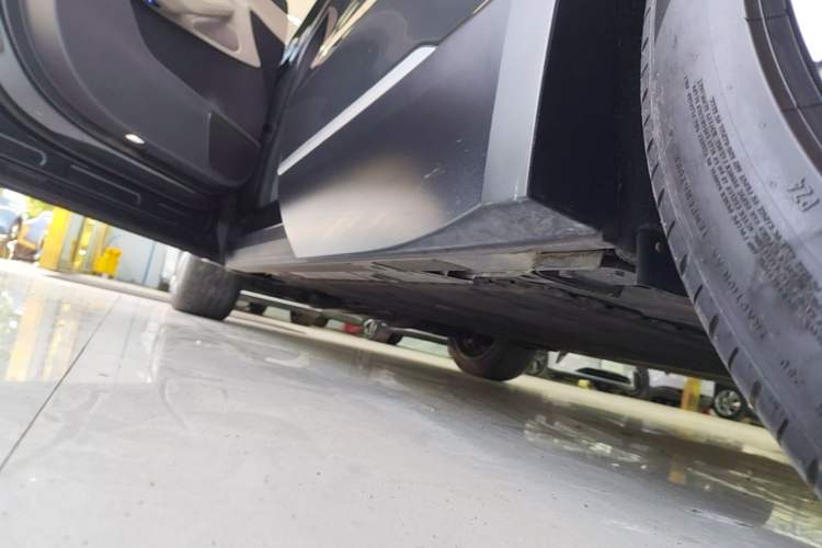 Used Nio ES8 2023 75 kWh Left Side Sill