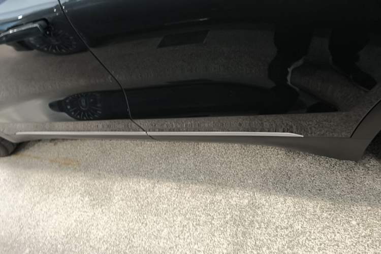 Used Nio ES8 2023 75 kWh Executive Edition Left Side Sill