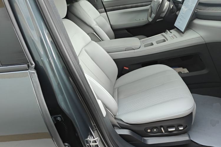 Used Nio ES8 2023 75 kWh Executive Edition Right Front Seat
