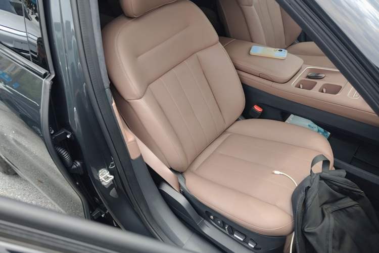 Used Nio ES8 2023 75 kWh Right Front Seat