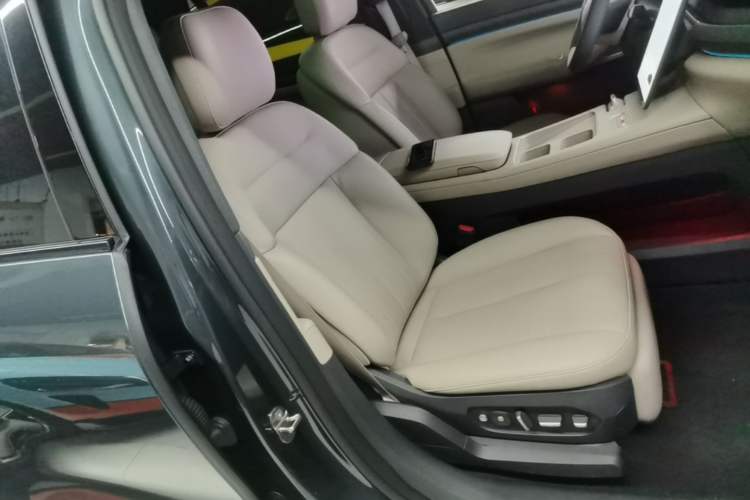 Used Nio ES8 2023 75 kWh Executive Edition Right Front Seat