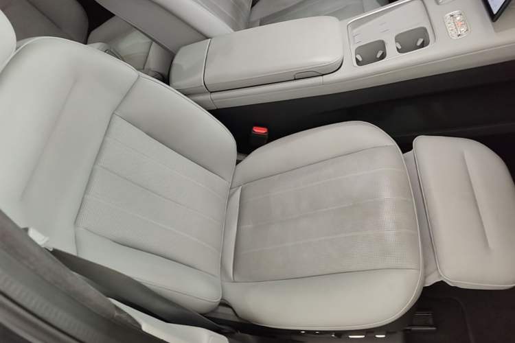 Used Nio ES8 2023 75 kWh Right Front Seat
