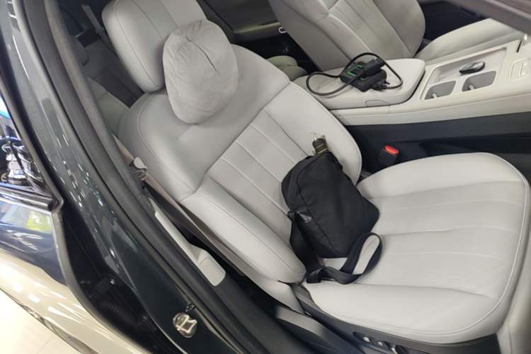 Used Nio ES8 2023 75 kWh Right Front Seat