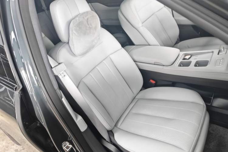 Used Nio ES8 2023 75 kWh Executive Edition Right Front Seat