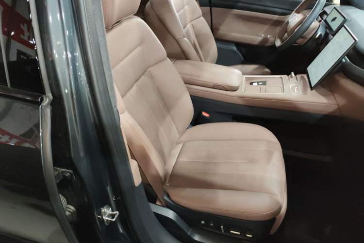 Used Nio ES8 2023 75 kWh Executive Edition Right Front Seat