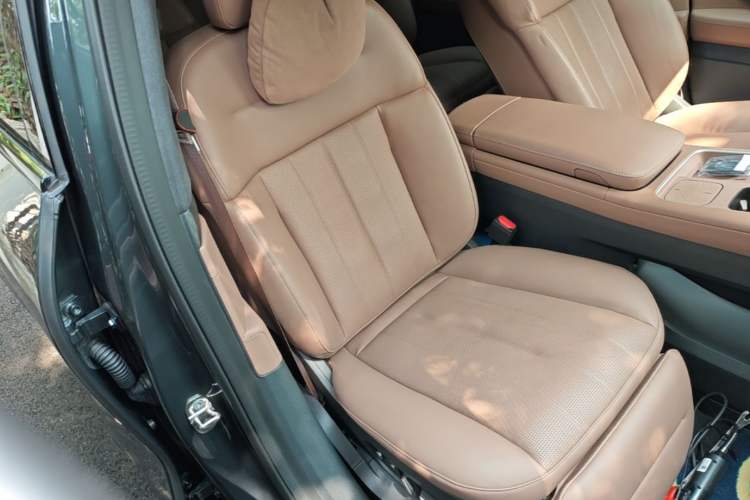 Used Nio ES8 2023 75 kWh Executive Edition Right Front Seat