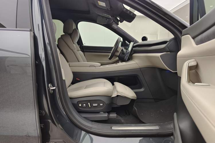 Used Nio ES8 2023 75 kWh Right Front Seat
