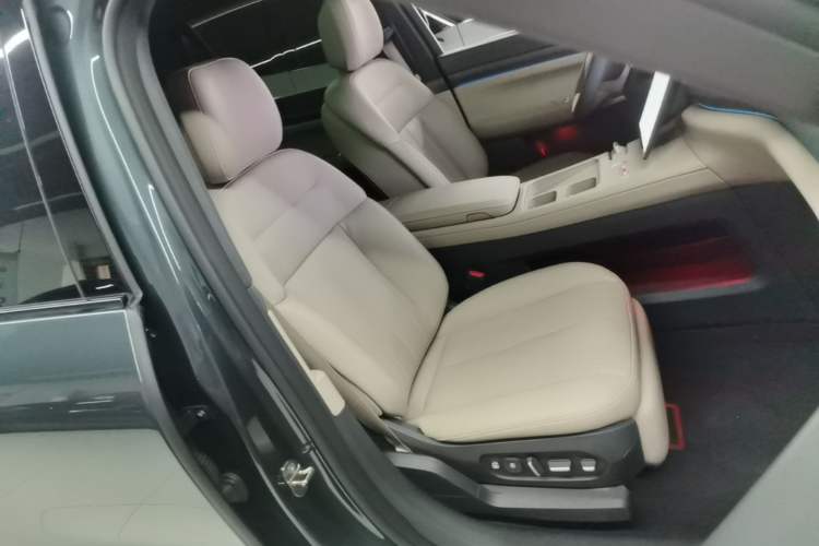Used Nio ES8 2023 75 kWh Executive Edition Right Front Seat
