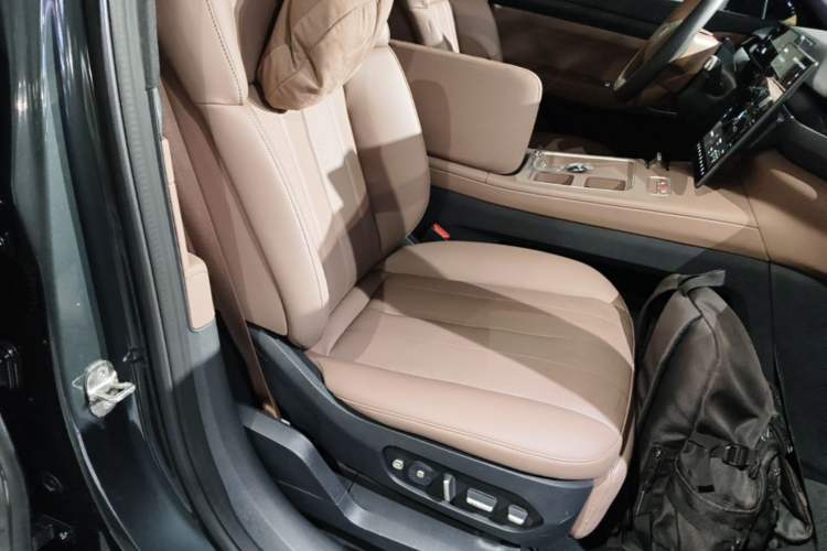 Used Nio ES8 2023 75 kWh Executive Edition Right Front Seat