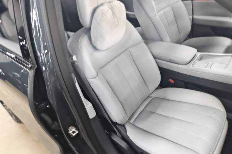 Used Nio ES8 2023 75 kWh Right Front Seat