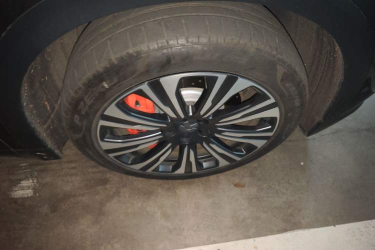 Used Nio ES8 2023 75 kWh Executive Edition Right Front Wheel Hub