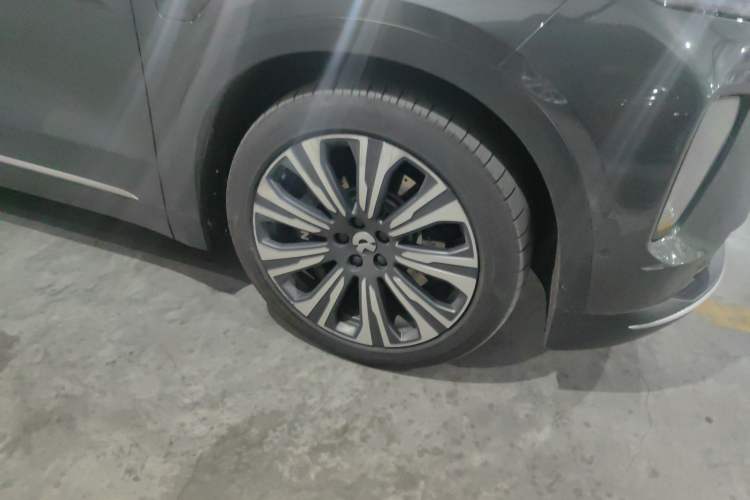 Used Nio ES8 2023 75 kWh Right Front Wheel Hub