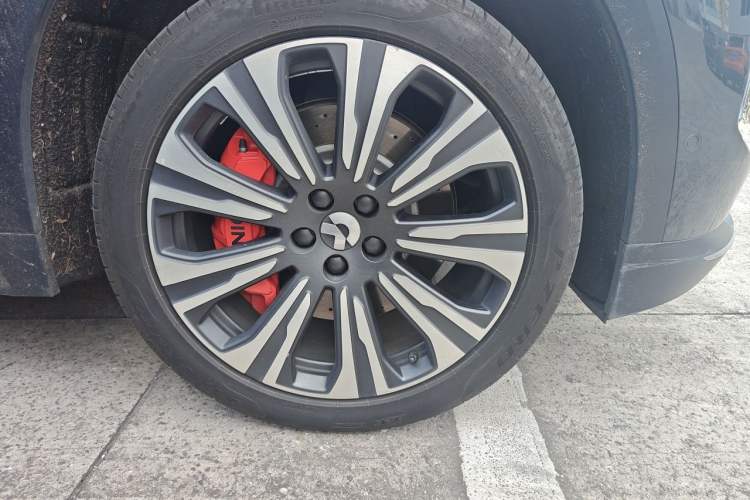 Used Nio ES8 2023 75 kWh Executive Edition Right Front Wheel Hub