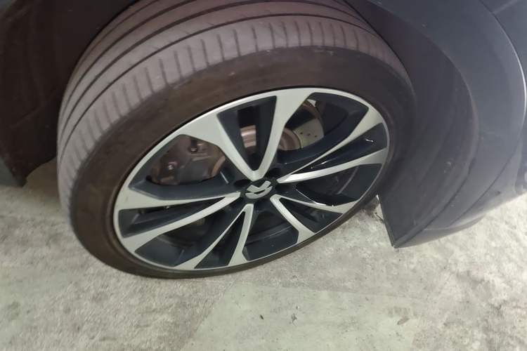 Used Nio ES8 2023 100kWh Signature Edition Right Front Wheel Hub