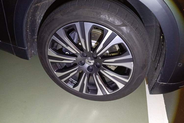Used Nio ES8 2023 75 kWh Executive Edition Right Front Wheel Hub