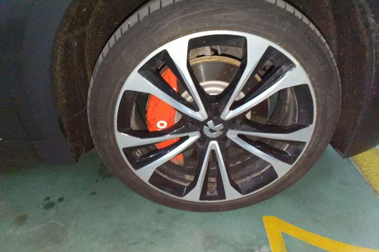 Used Nio ES8 2023 100kWh Signature Edition Right Front Wheel Hub