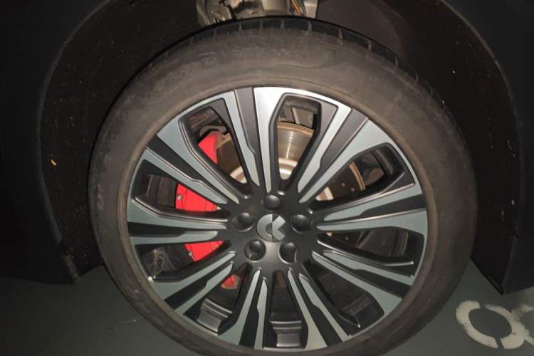 Used Nio ES8 2023 75 kWh Right Front Wheel Hub