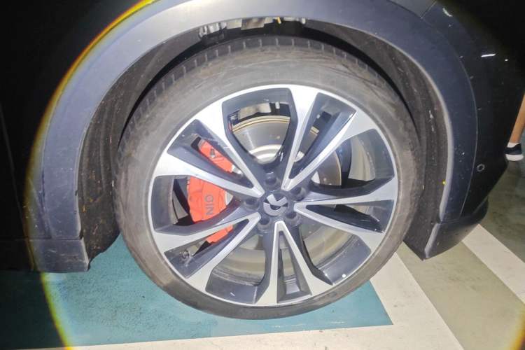 Used Nio ES8 2023 75 kWh Executive Edition Right Front Wheel Hub