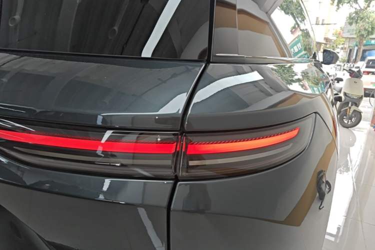 Used Nio ES8 2023 75 kWh Executive Edition Right Rear Taillight