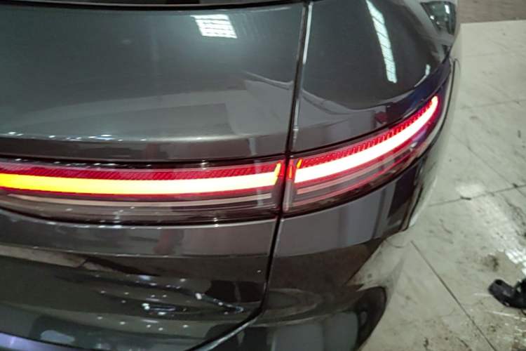 Used Nio ES8 2023 75 kWh Right Rear Taillight