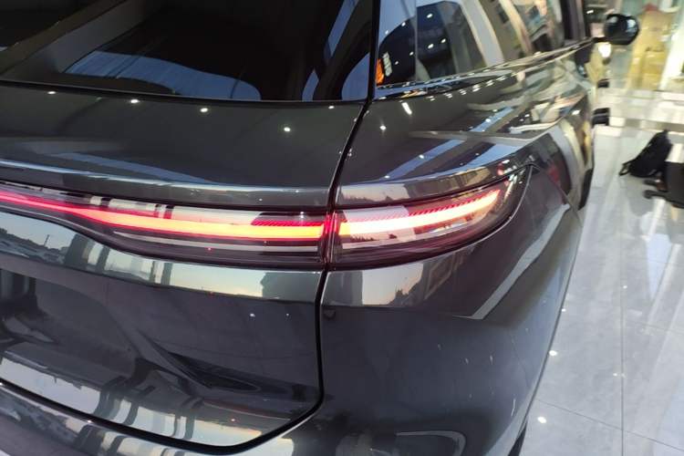 Used Nio ES8 2023 75 kWh Right Rear Taillight