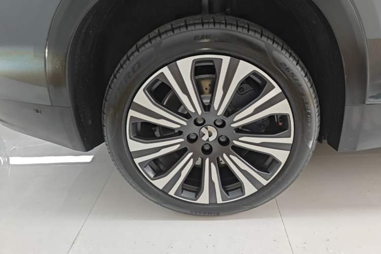 Used Nio ES8 2023 75 kWh Executive Edition Right Rear Wheel Hub