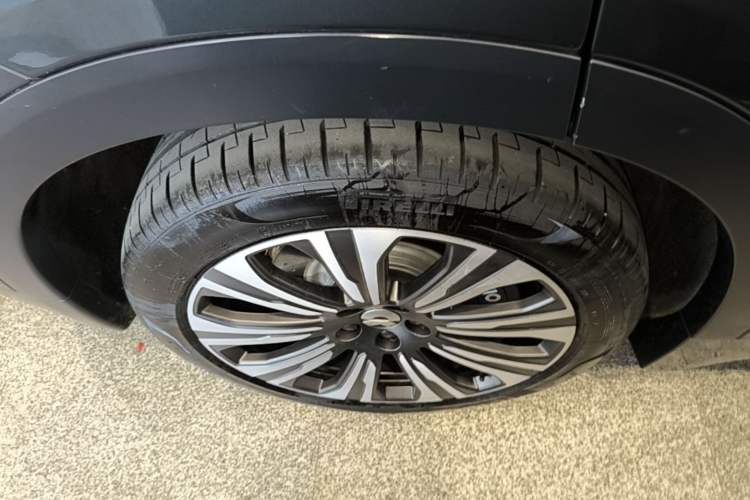 Used Nio ES8 2023 75 kWh Executive Edition Right Rear Wheel Hub