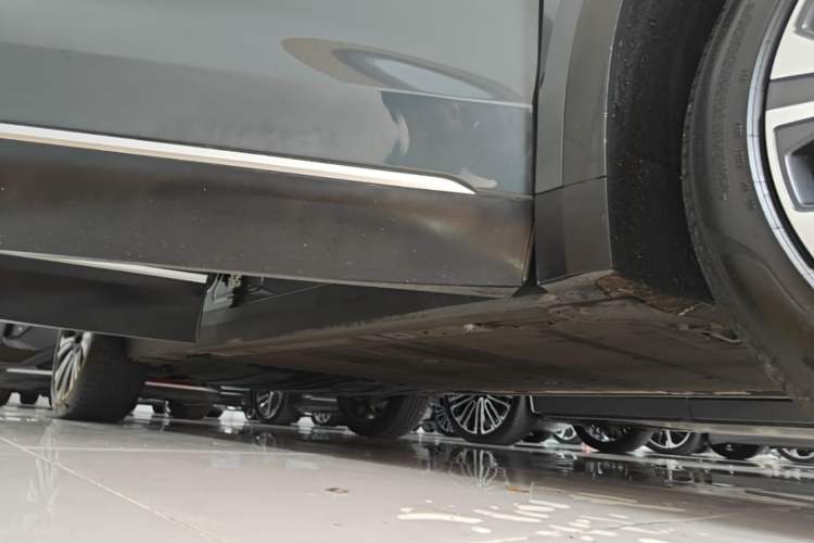 Used Nio ES8 2023 75 kWh Executive Edition Right Side Sill
