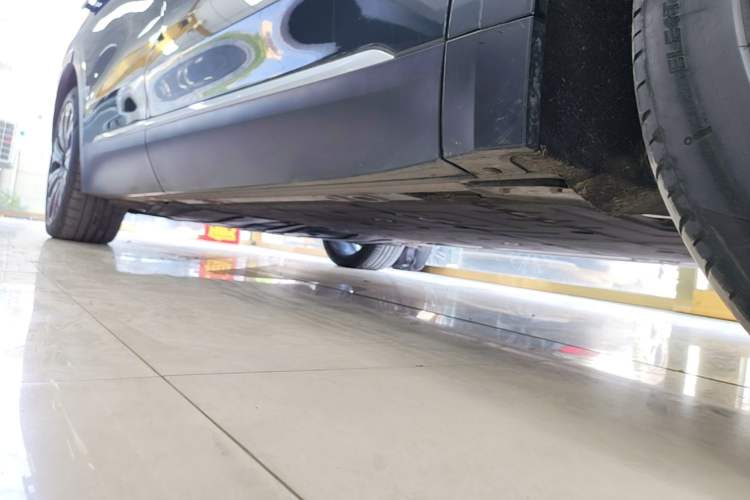 Used Nio ES8 2023 75 kWh Right Side Sill