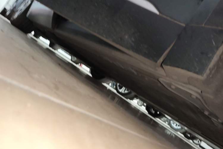 Used Nio ES8 2023 75 kWh Right Side Sill