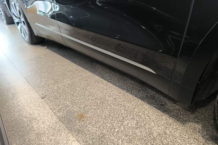 Used Nio ES8 2023 75 kWh Executive Edition Right Side Sill